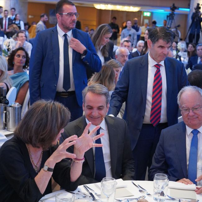 Κριστιάν Αμανπούρ, Κυριάκος Μητσοτάκης, Κώστας Τασούλας, στο δείπνο του iefimerida